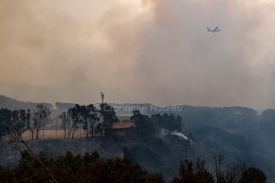 Scano. Il rione Sa Serra assediato dal fuoco (foto S.Novellu)