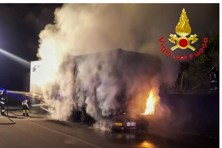 Paura nella notte sulla SP 33. Autoarticolato va a fuoco: conducente salvo per miracolo