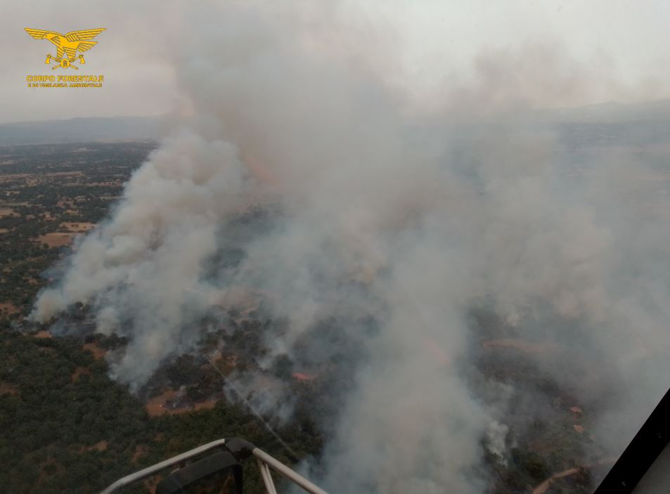 Vasto incendio a Abbasanta, evacuati 48 bambini da un campo scout