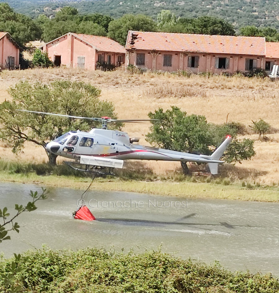 Nuoro ancora in fiamme: tre elicotteri in azione per spegnere l’incendio