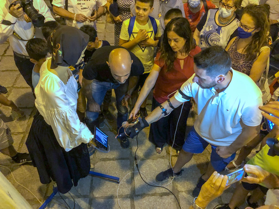 Bitti. L’uomo vince  la sfida a morra contro il robot Gavina