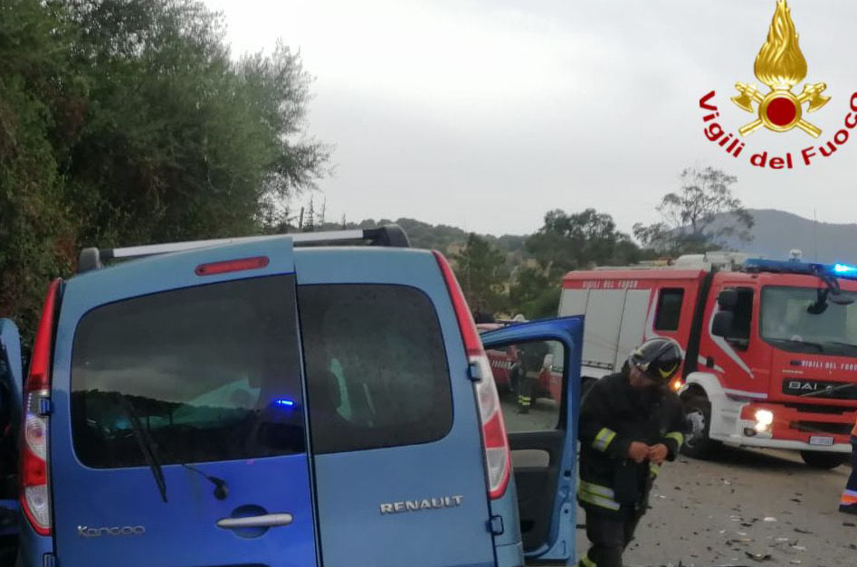 Frontale poco dopo Oloè: due turisti spagnoli finiscono al San Francesco