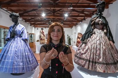 Antonella Murtas, restauratrice degli abiti della mostra “L'ALTrA MODA