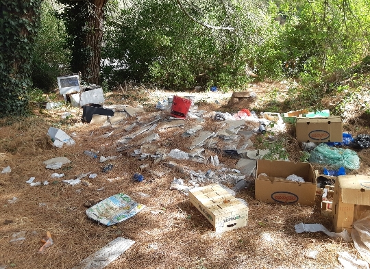 Discarica abusiva sulla SS 131 scoperta su segnalazione degli automobilisti