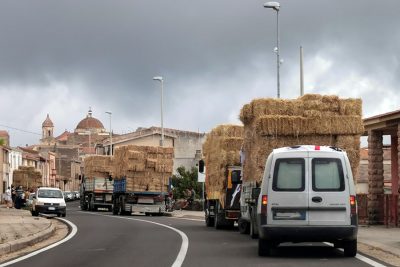 Coda di camion carichi di foraggio a Tresnuraghes (foto S.Novellu)