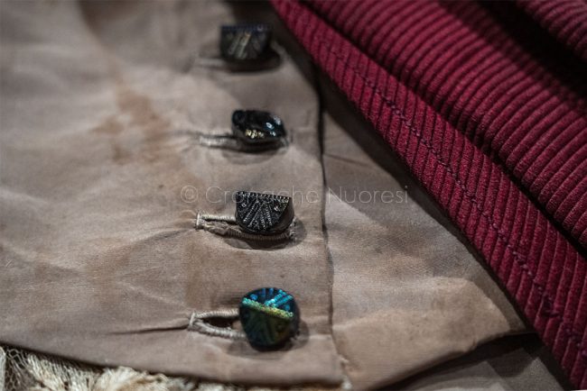 Dettaglio dei bottoni di un abito esposto in mostra (foto S.Novellu)