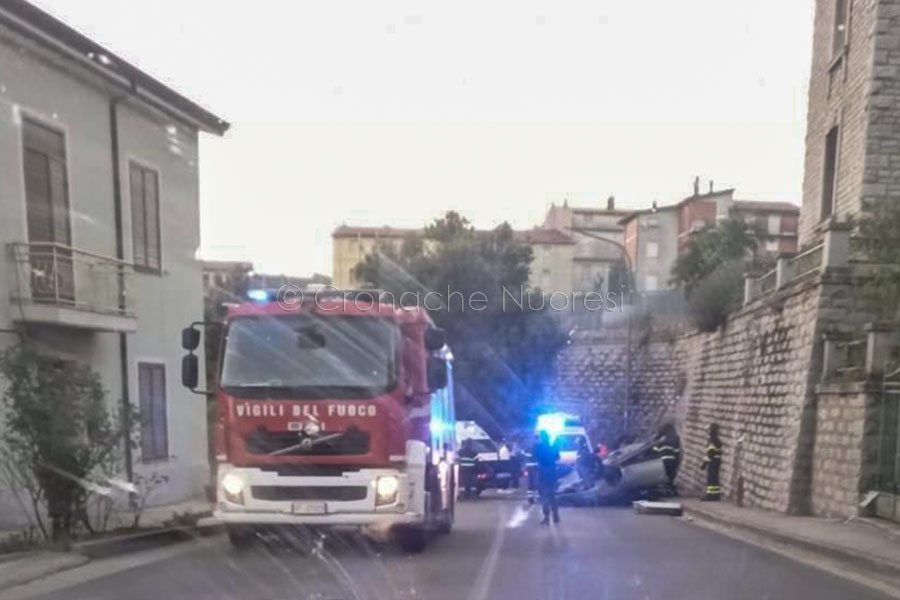 Fonni. Perde il controllo dell’auto e si ribalta in pieno centro: ferito un giovane