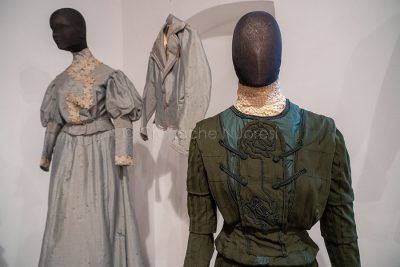 Il dettaglio di uno degli abiti esposti in mostra (foto S.Novellu)