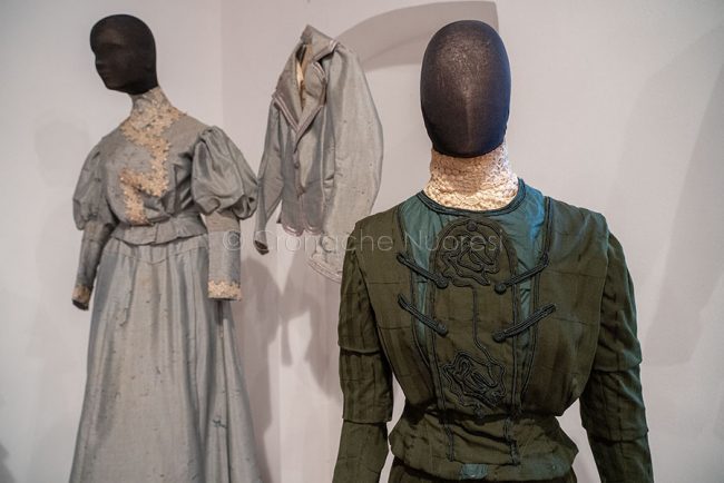 Il dettaglio di uno degli abiti esposti in mostra (foto S.Novellu)