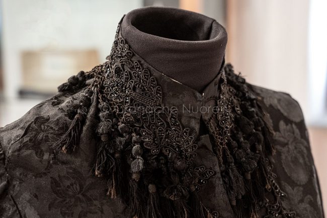 Il dettaglio di uno degli abiti esposti in mostra (foto S.Novellu)