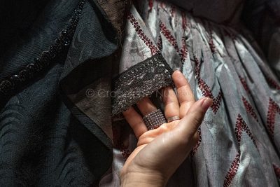 Il dettaglio di uno degli abiti esposti in mostra (foto S.Novellu)
