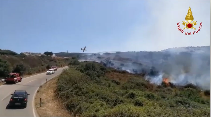 Incendio a Aglientu-Trinità d’Agultu: in campo elicotteri e canadair – VIDEO