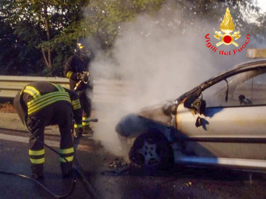 Nuoro. Auto a fuoco alle porte della città: coppia nuorese salva per miracolo