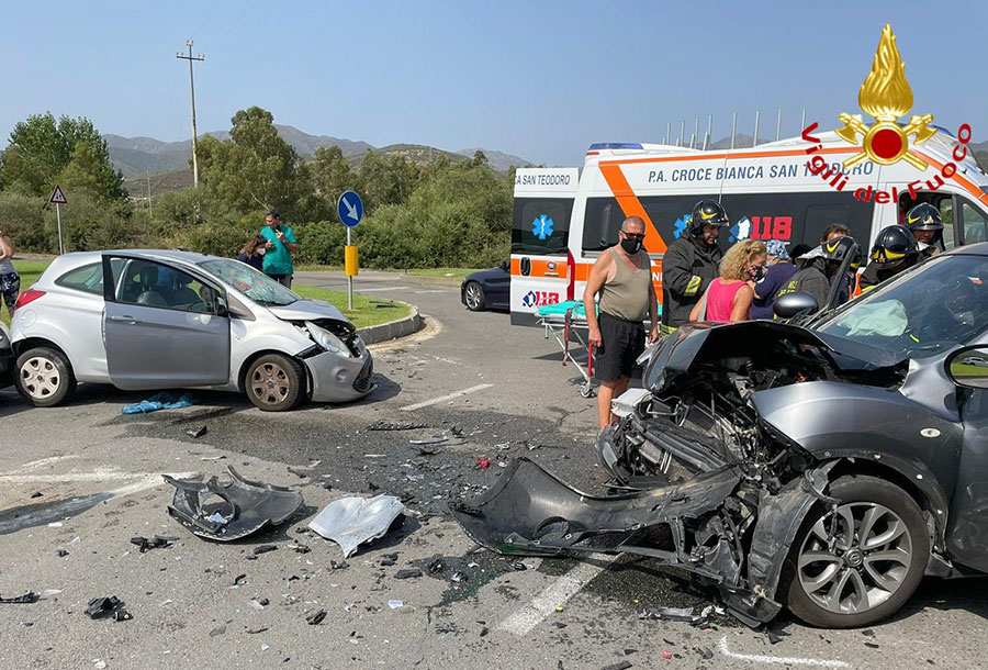 Frontale tra tre auto ad Agrustos: ci sono diversi feriti