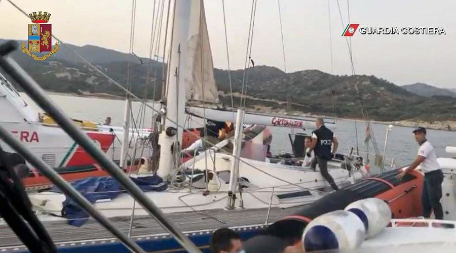 Polizia e Guardia costiera abbordano e sequestrano veliero “Corto Maltaise” – VIDEO