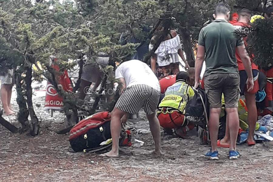 Paura  a Cala Ginepro: fulmine folgora un giovane, imbizzarrisce due cavalli che disarcionano zia e nipote