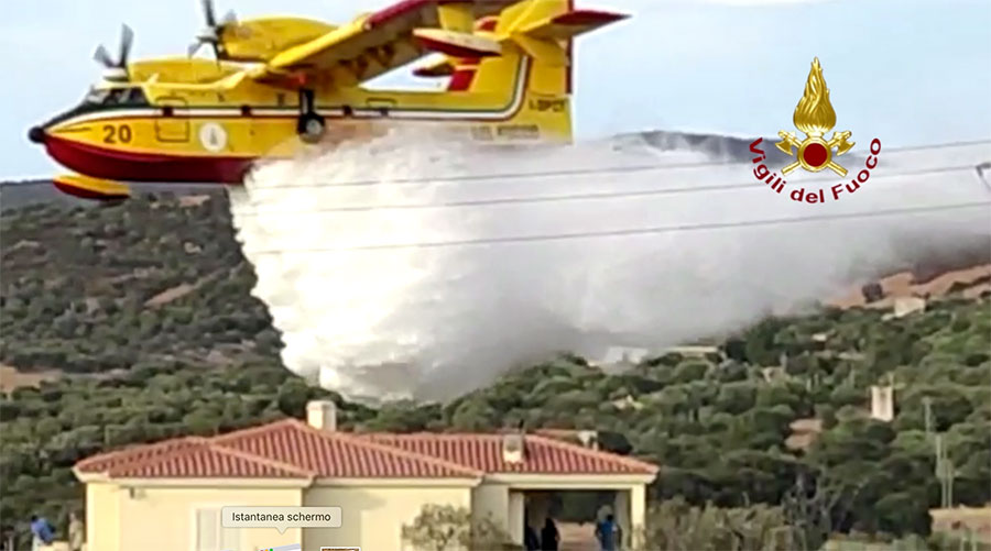 Gallura in fiamme: canadair in azione a Loiri Porto San Paolo, il fuoco lambisce le case – VIDEO