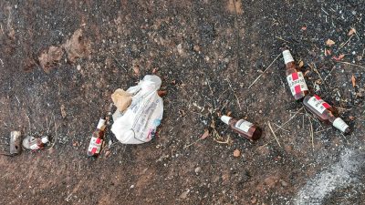 Rifiuti abbandonati a bordo strada (foto S.Novellu)