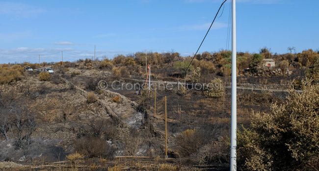 Scano. Lavori di sostituzione dei pali della luce bruciati (foto S.Novellu)