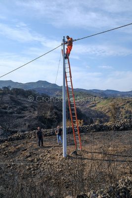 Scano. Lavori di sostituzione dei pali della luce bruciati (foto S.Novellu)