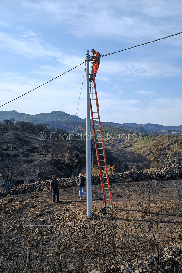 Scano. Lavori di sostituzione dei pali della luce bruciati (foto S.Novellu)