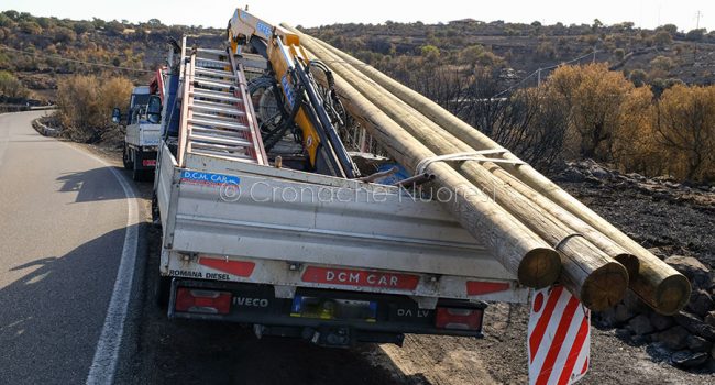 Scano. Lavori di sostituzione dei pali della luce bruciati (foto S.Novellu)