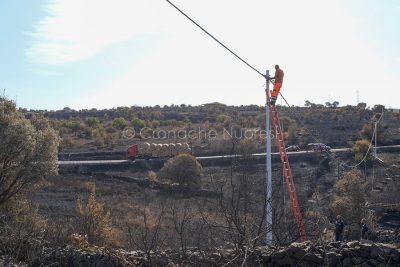 Scano. Lavori di sostituzione dei pali della luce bruciati (foto S.Novellu)