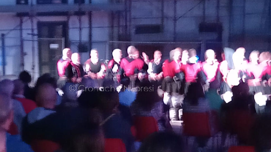 Nuoro. Successo della serata folk ma troppi assembramenti oltre le transenne (senza polemica)