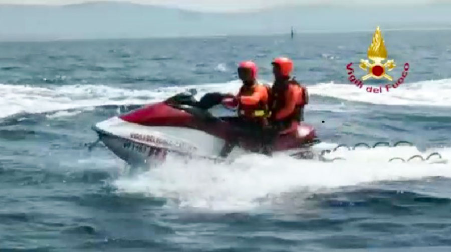 Paura per un surfista si allontana con una tavola da sup da Cala Suaraccia