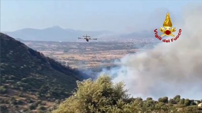 Un canadair in volo in Gallura