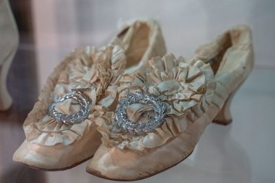 Un paio di scarpe esposte in mostra (foto S.Novellu)