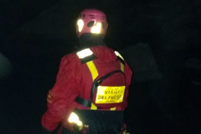 Uno dei Vigili del fuoco impegnato nelle ricerche