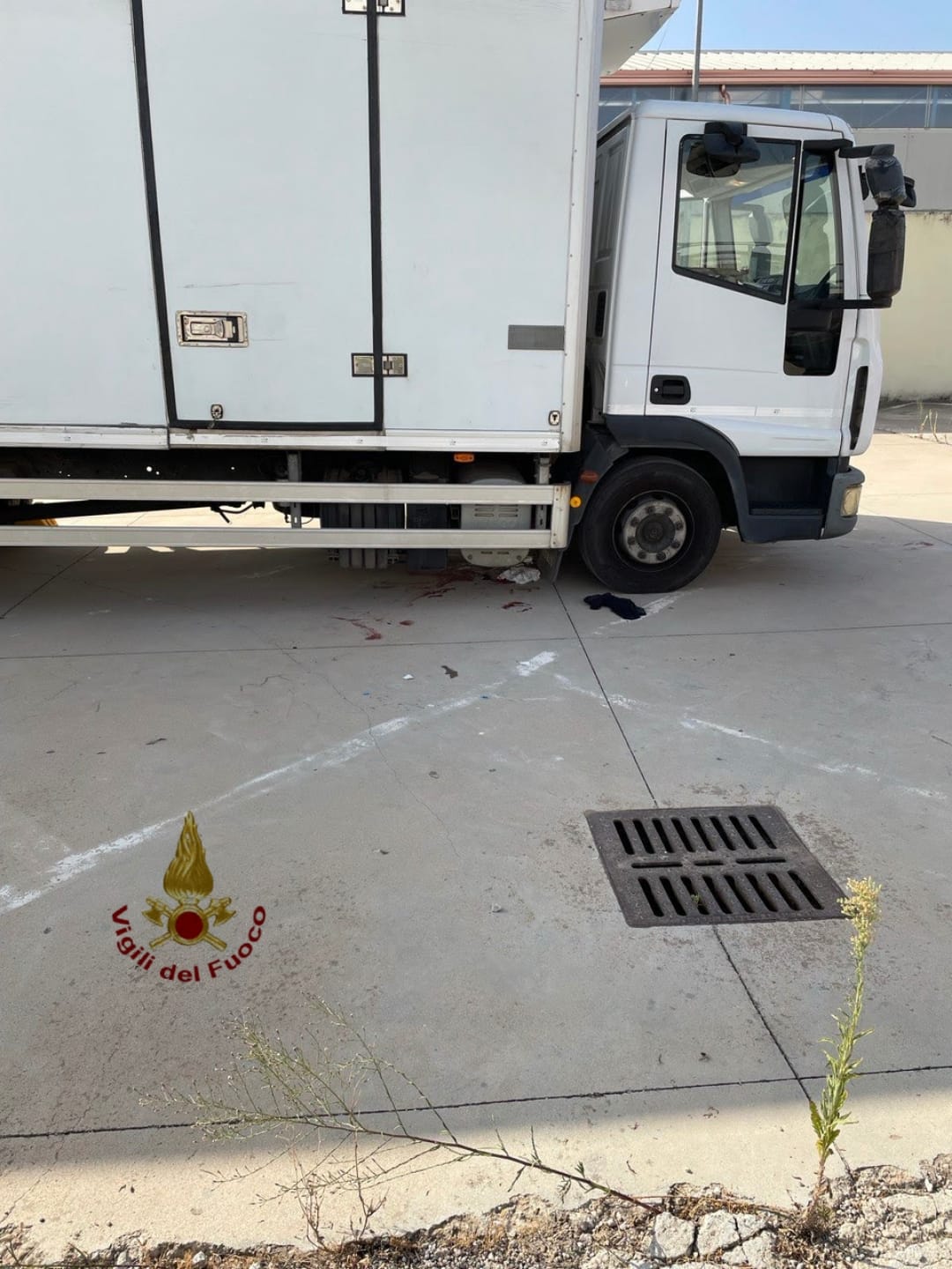 Travolto da un camion vicino a un parcheggio: è grave