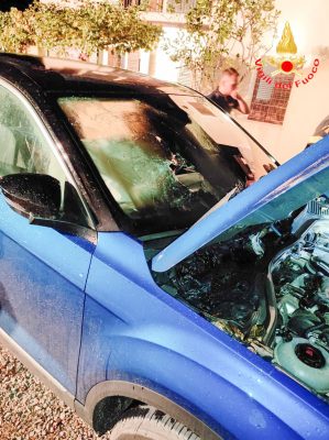 Auto in fiamme ad Arbatax