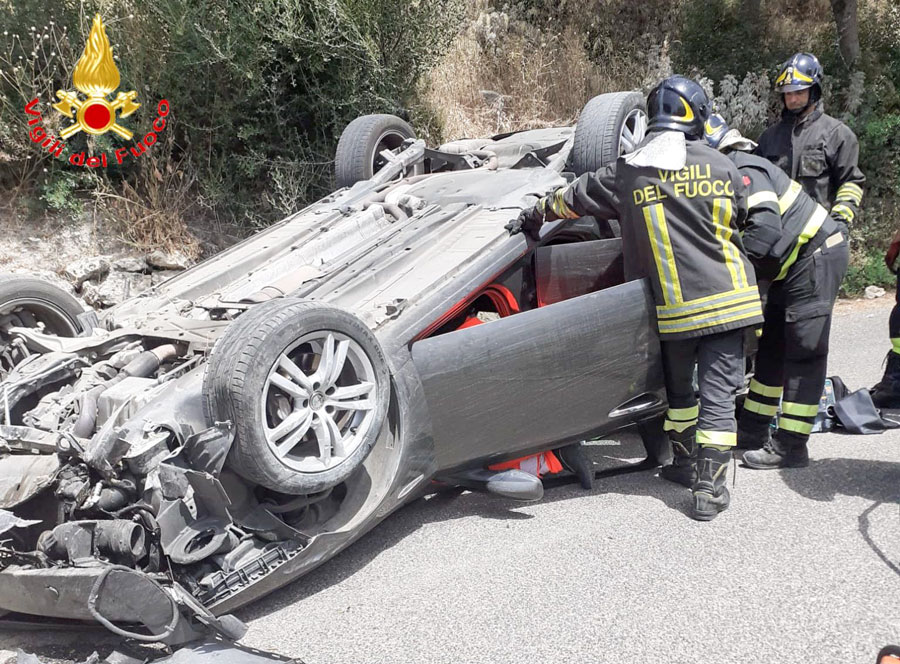 Perde il controllo dell’auto e si ribalta