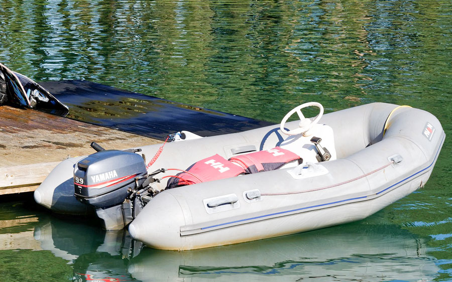 Si tuffa in acqua e viene ferito dall’elica del gommone: è grave