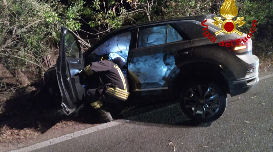 Esce fuori strada e si schianta contro un albero
