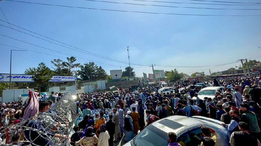 Fuga dall’aeroporto di Kabul: “folla fuori controllo” provoca 13 feriti e 5 morti