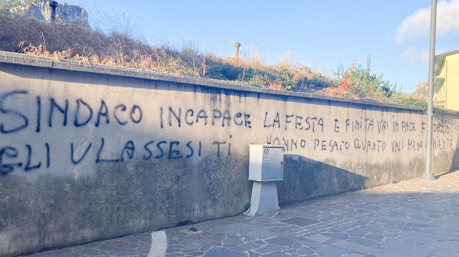 Ulassai. Scritte ingiuriose contro il sindaco