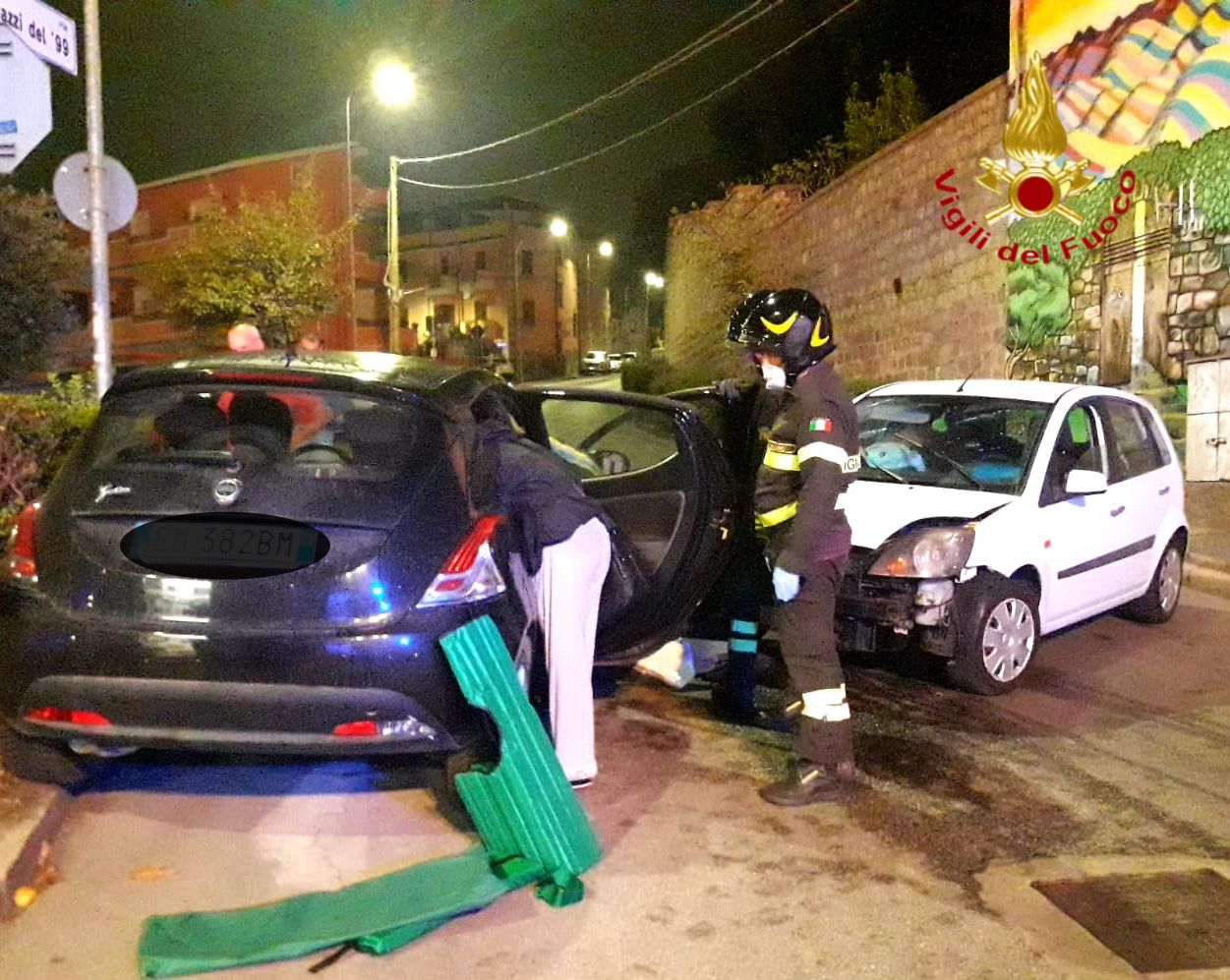 Nuoro. Scontro tra due auto nella notte in via Ragazzi del 99: quattro feriti