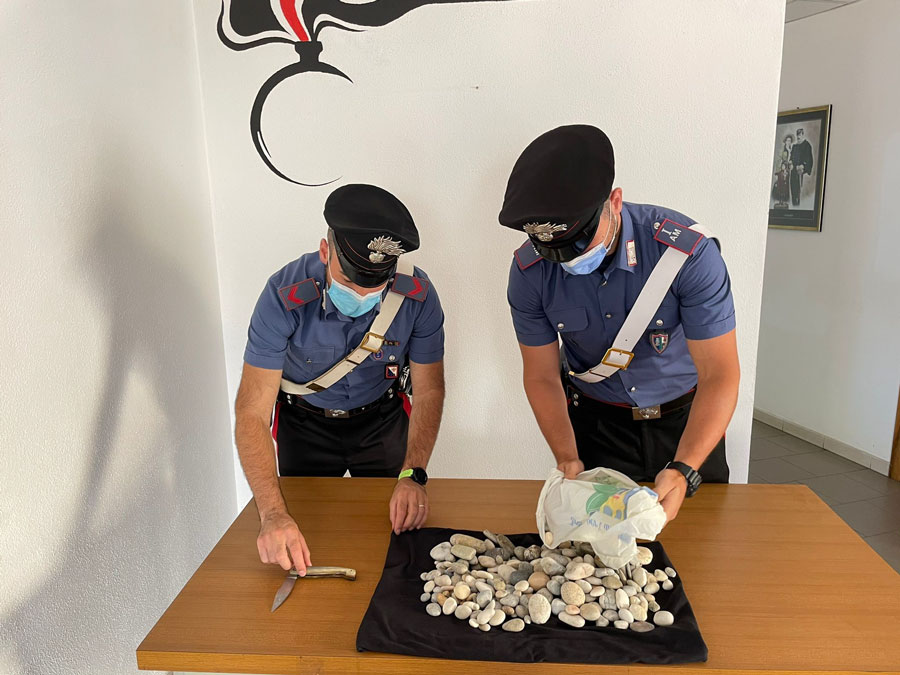 Sorpreso “anche” con cinque  chili di ciottoli della spiaggia di Santa Lucia