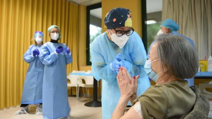 Vaccini. Si dell’AIFA alla terza dose: priorità ai più fragili e agli anziani