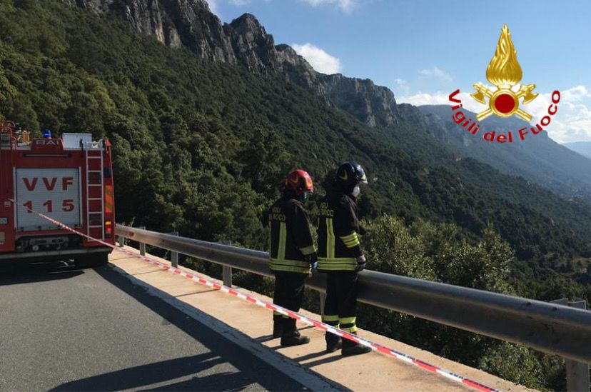 Si schiantano con la moto contro il guard rail: morta sul colpo una 47enne
