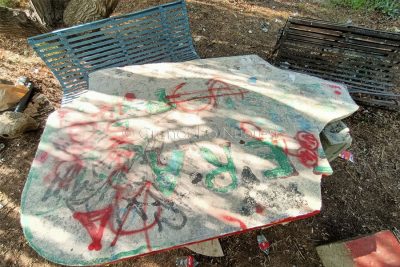 Arredi divelti nel parco di Funtana Buddia