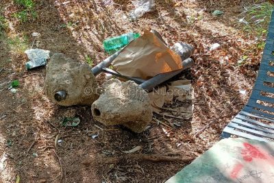 Arredi divelti nel parco di Funtana Buddia