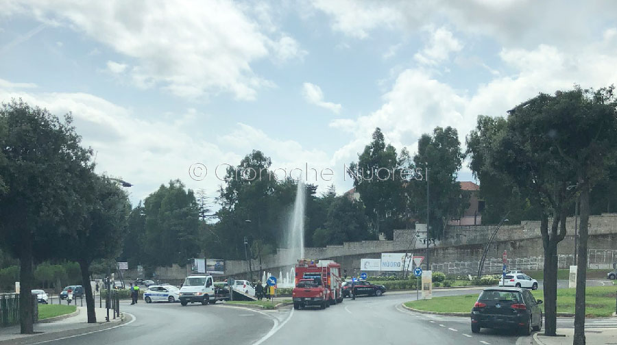 Un guasto e finisce con l’auto dentro la rotatoria all’ingresso di Nuoro