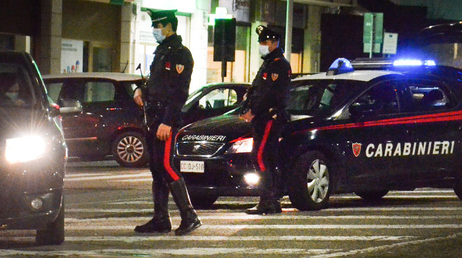 Tenta di dare fuoco a un’ auto con una mascherina FPP2 imbevuta di vino