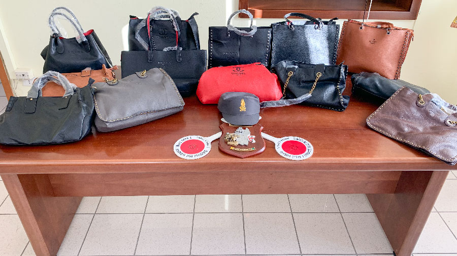Blitz nelle spiagge di Budoni: la Guardia di Finanza sequestra borse in pelle contraffate