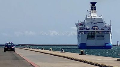 La nave con i profughi afghani sbarca al porto di Cagliari