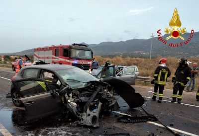 Una delle due auto dopo lo schianto